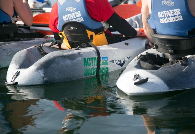 Subidos en los kayak.jpg
